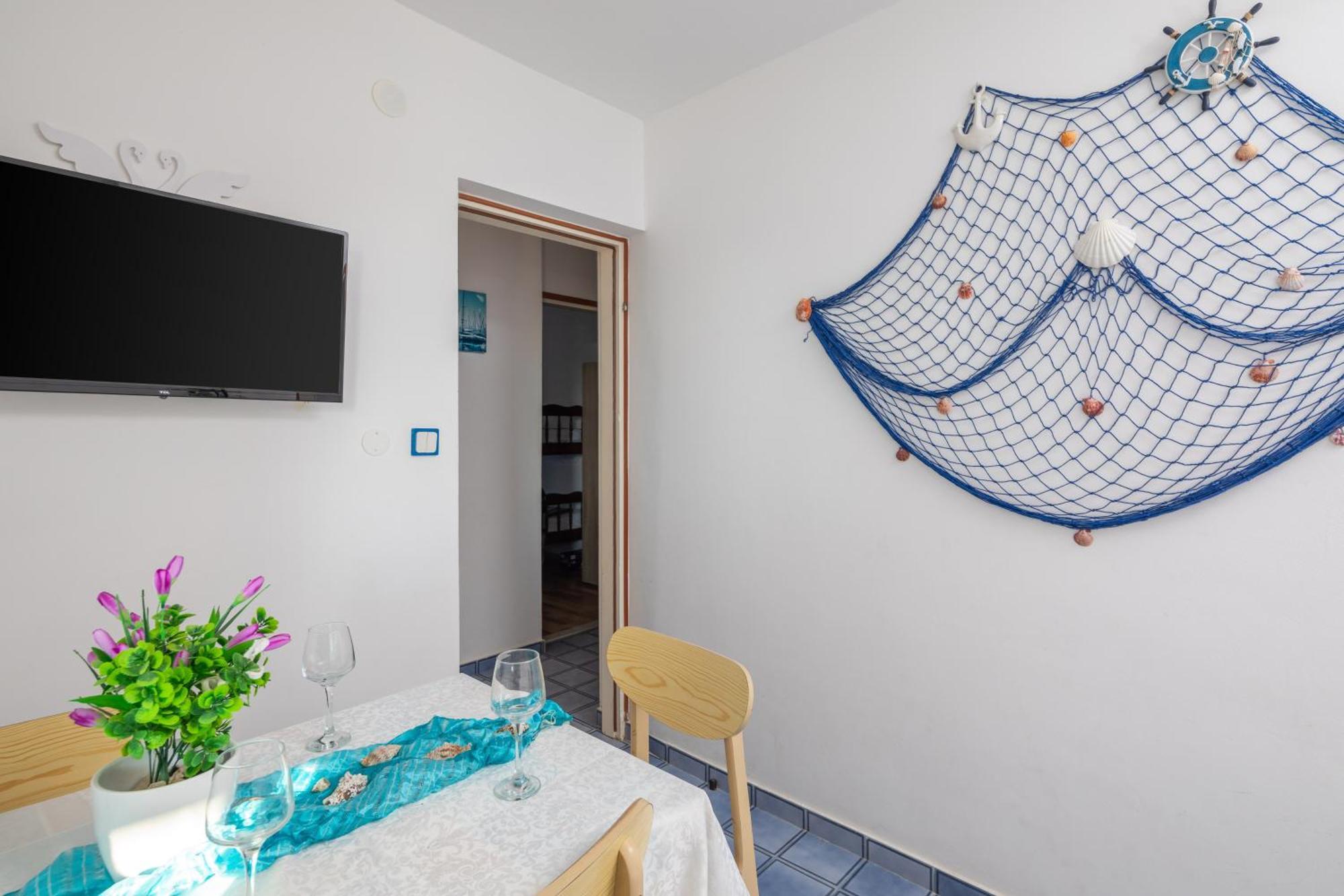 Urban Edge - Beach Apartments Omiš Esterno foto