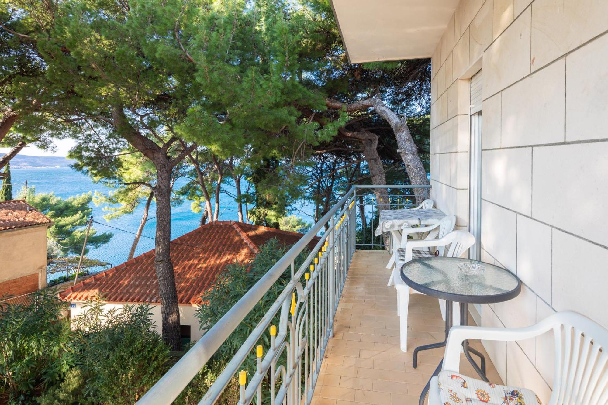 Urban Edge - Beach Apartments Omiš Esterno foto