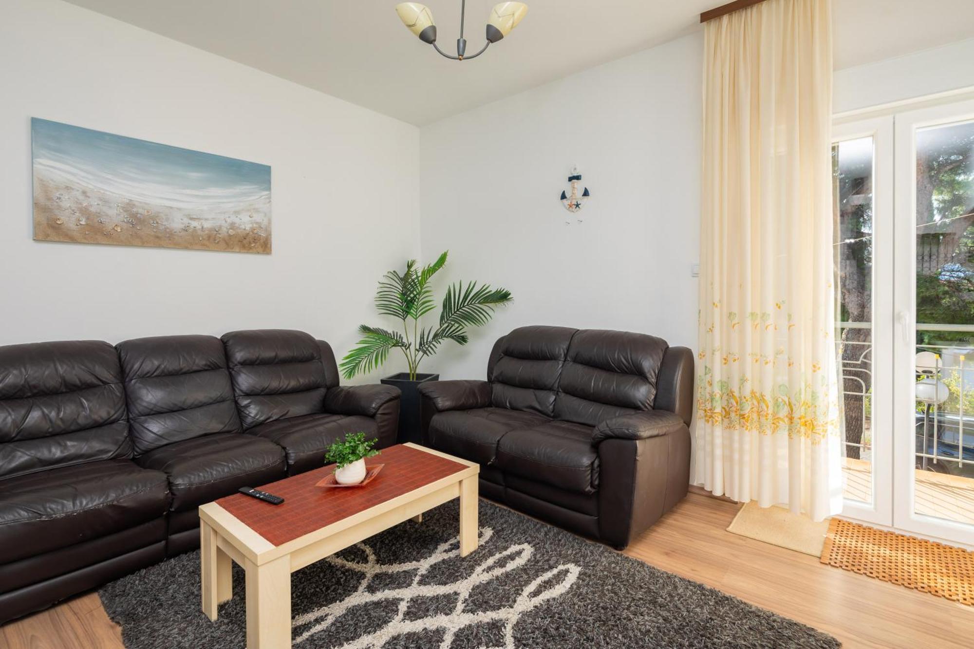 Urban Edge - Beach Apartments Omiš Esterno foto