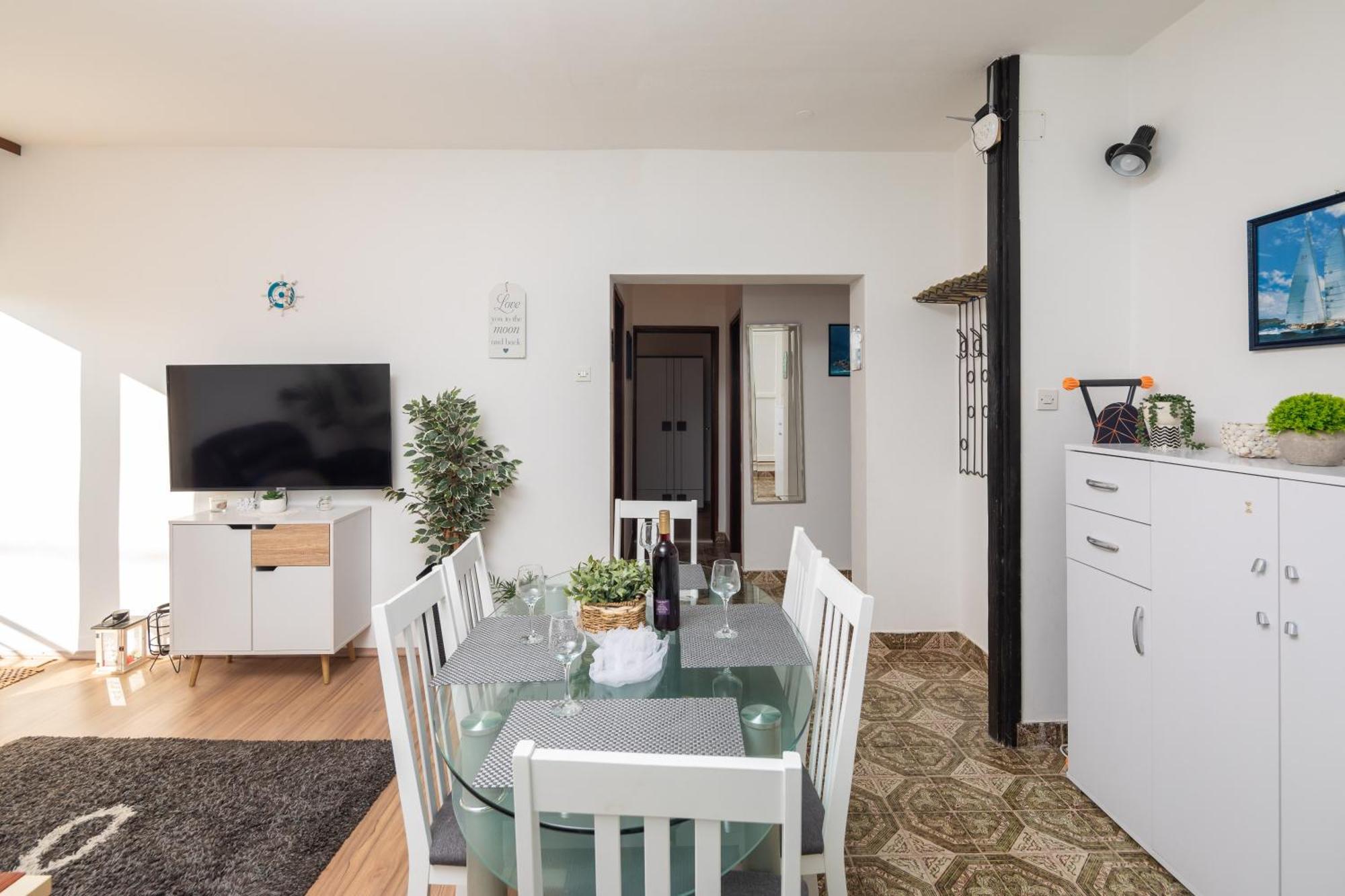Urban Edge - Beach Apartments Omiš Esterno foto