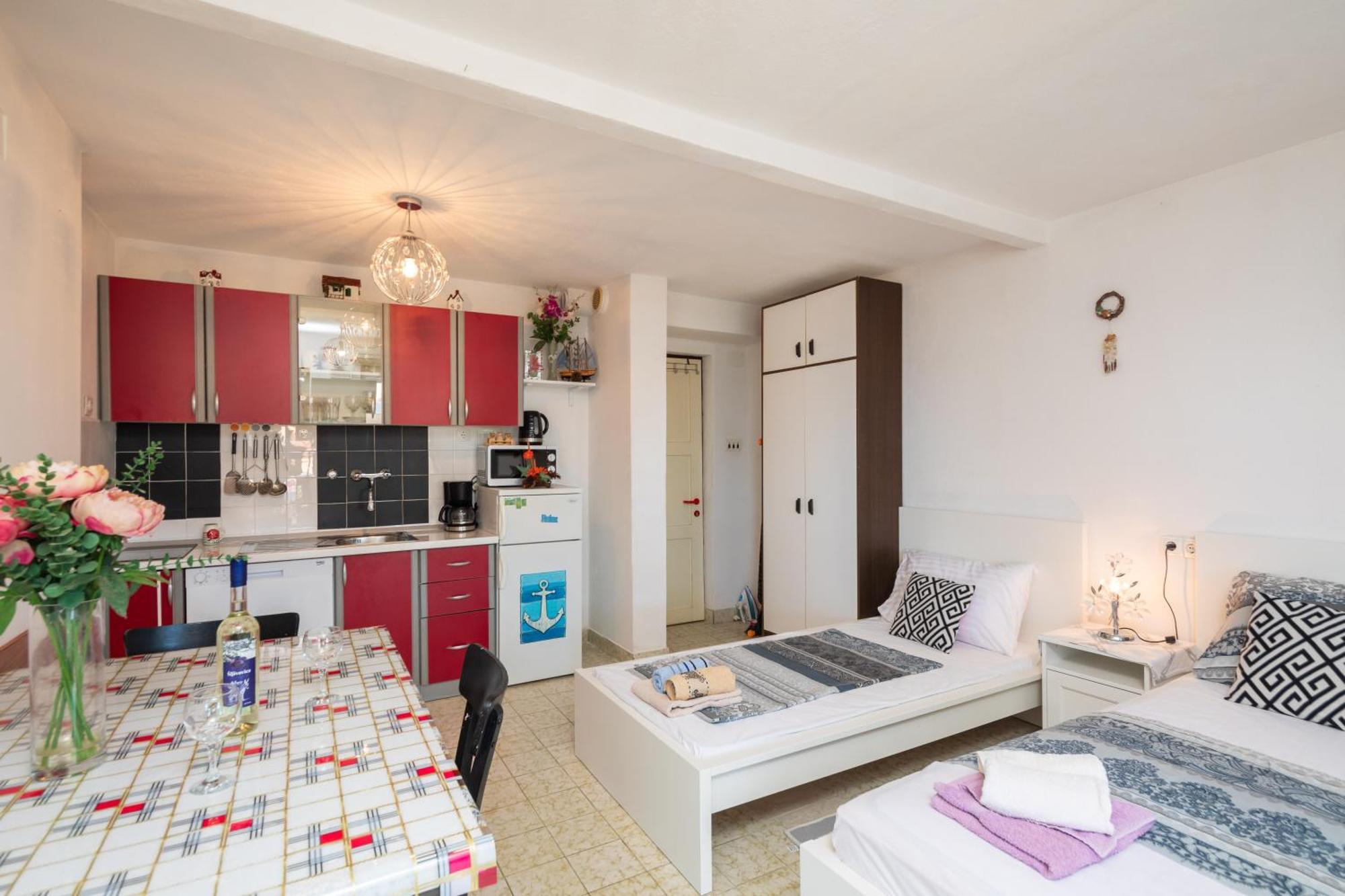 Urban Edge - Beach Apartments Omiš Esterno foto