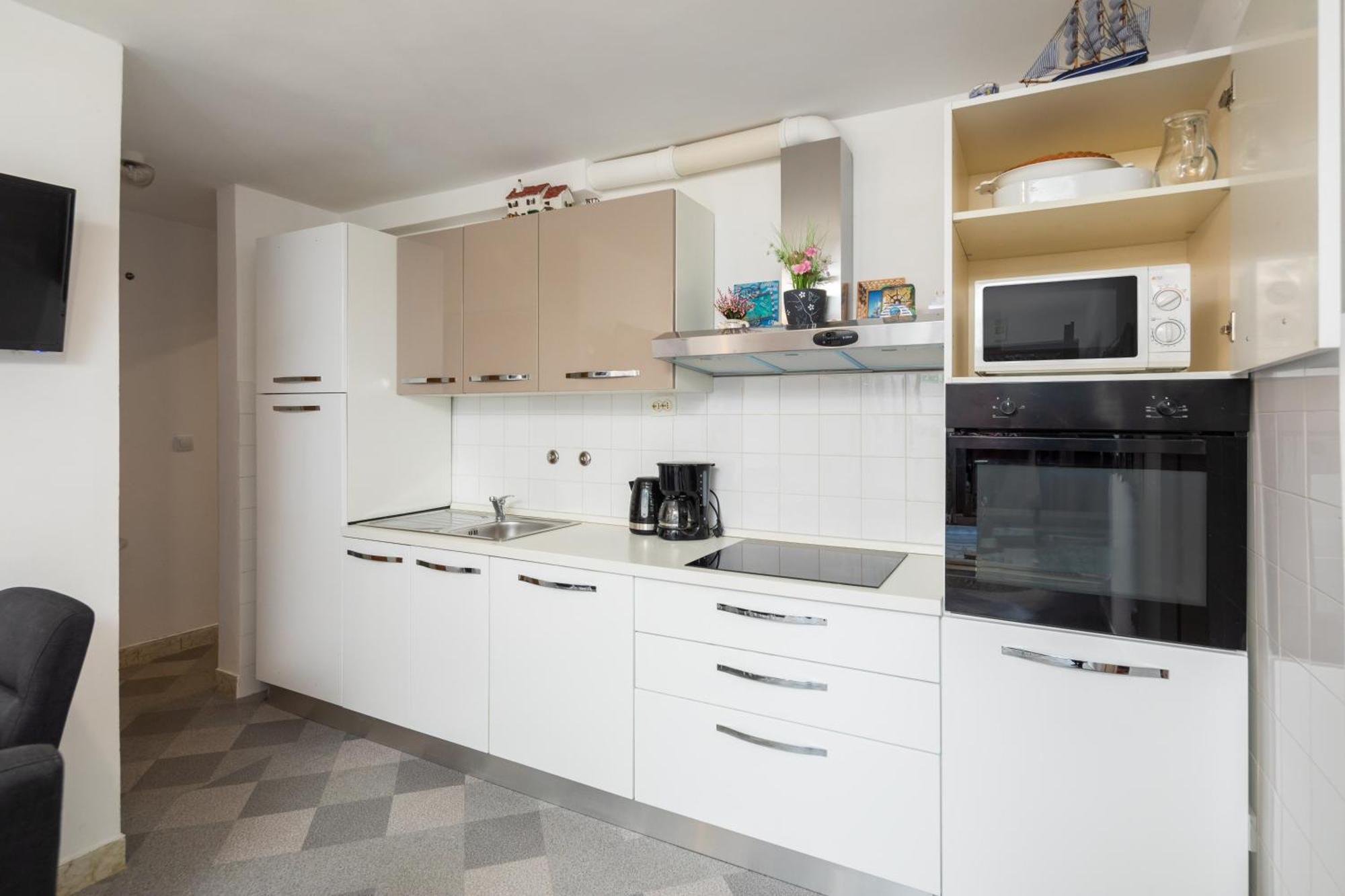 Urban Edge - Beach Apartments Omiš Esterno foto
