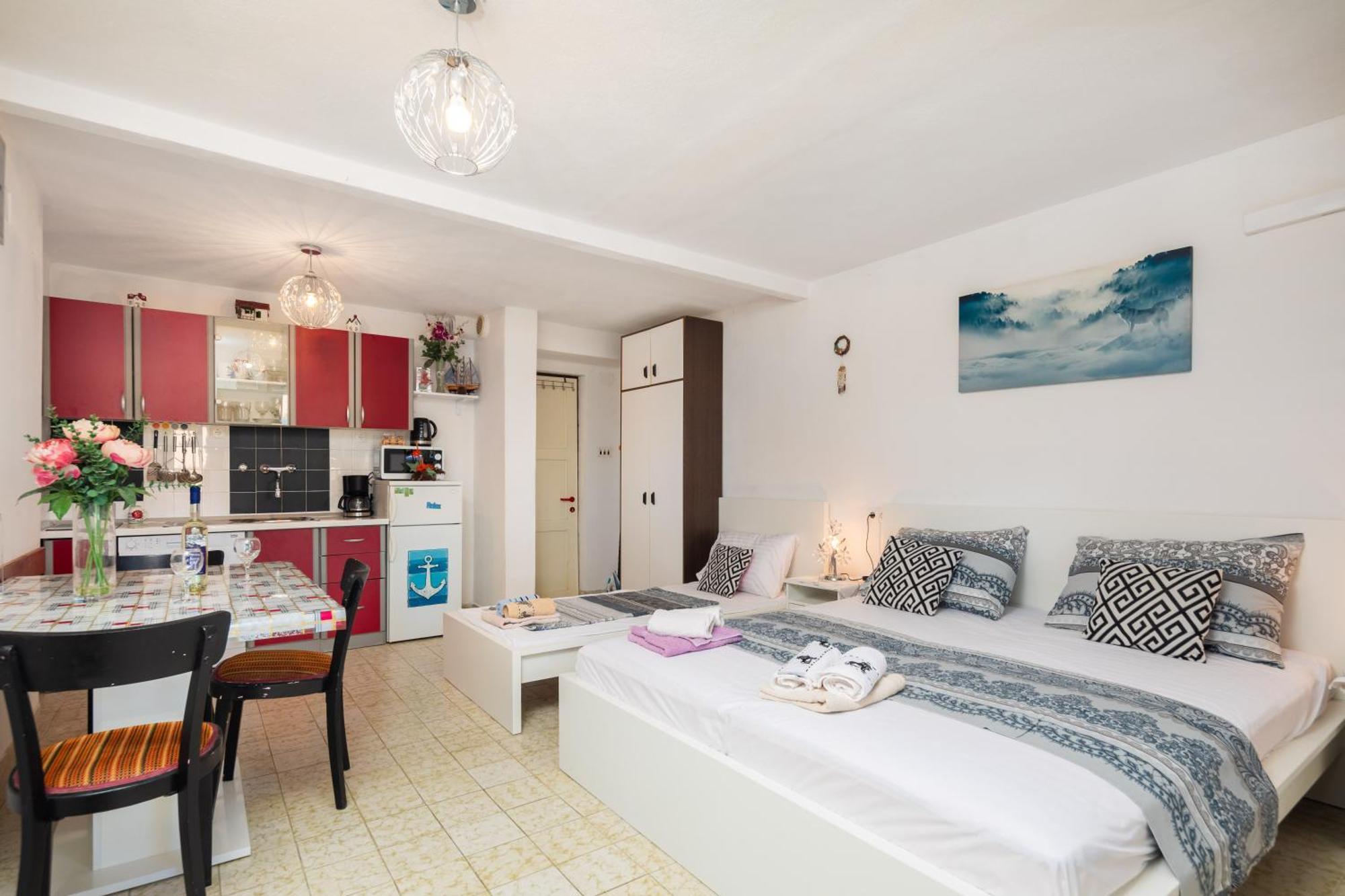 Urban Edge - Beach Apartments Omiš Esterno foto