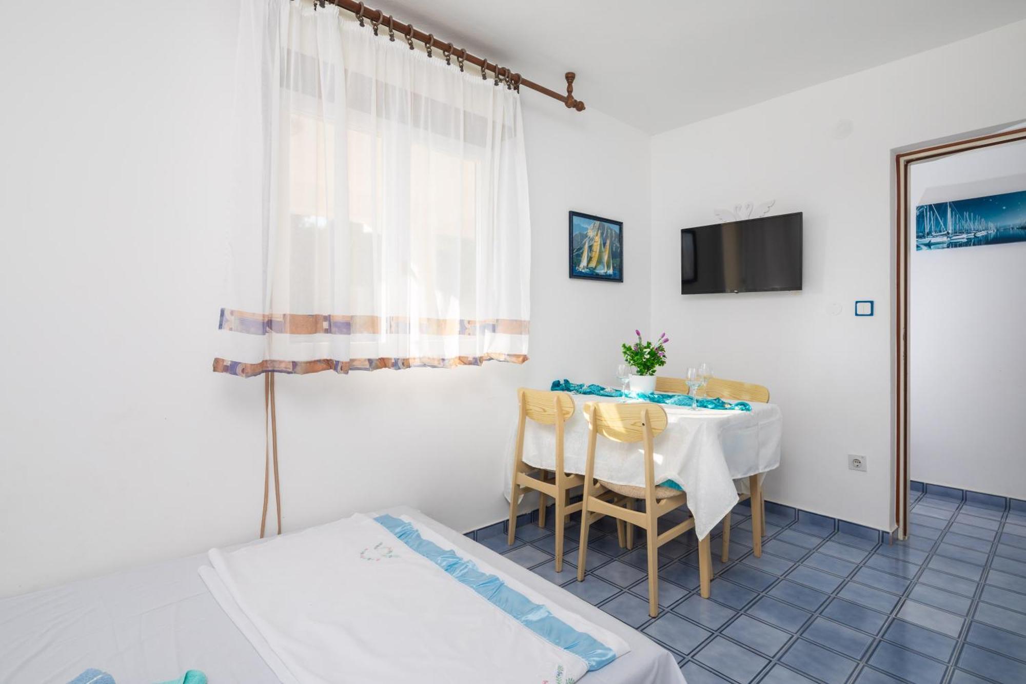 Urban Edge - Beach Apartments Omiš Esterno foto