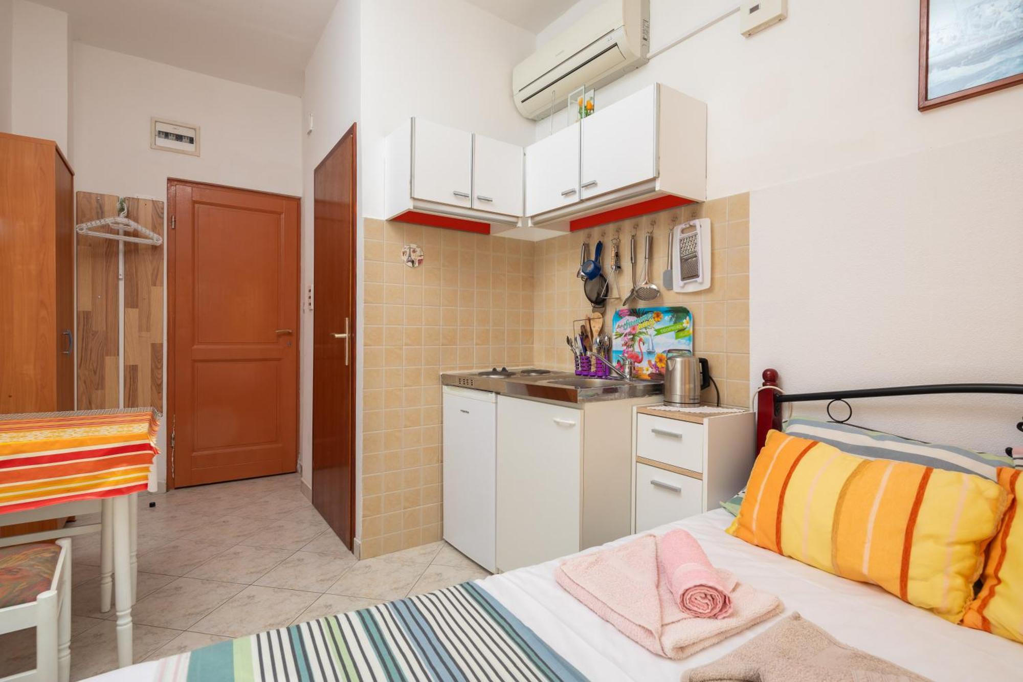 Urban Edge - Beach Apartments Omiš Esterno foto