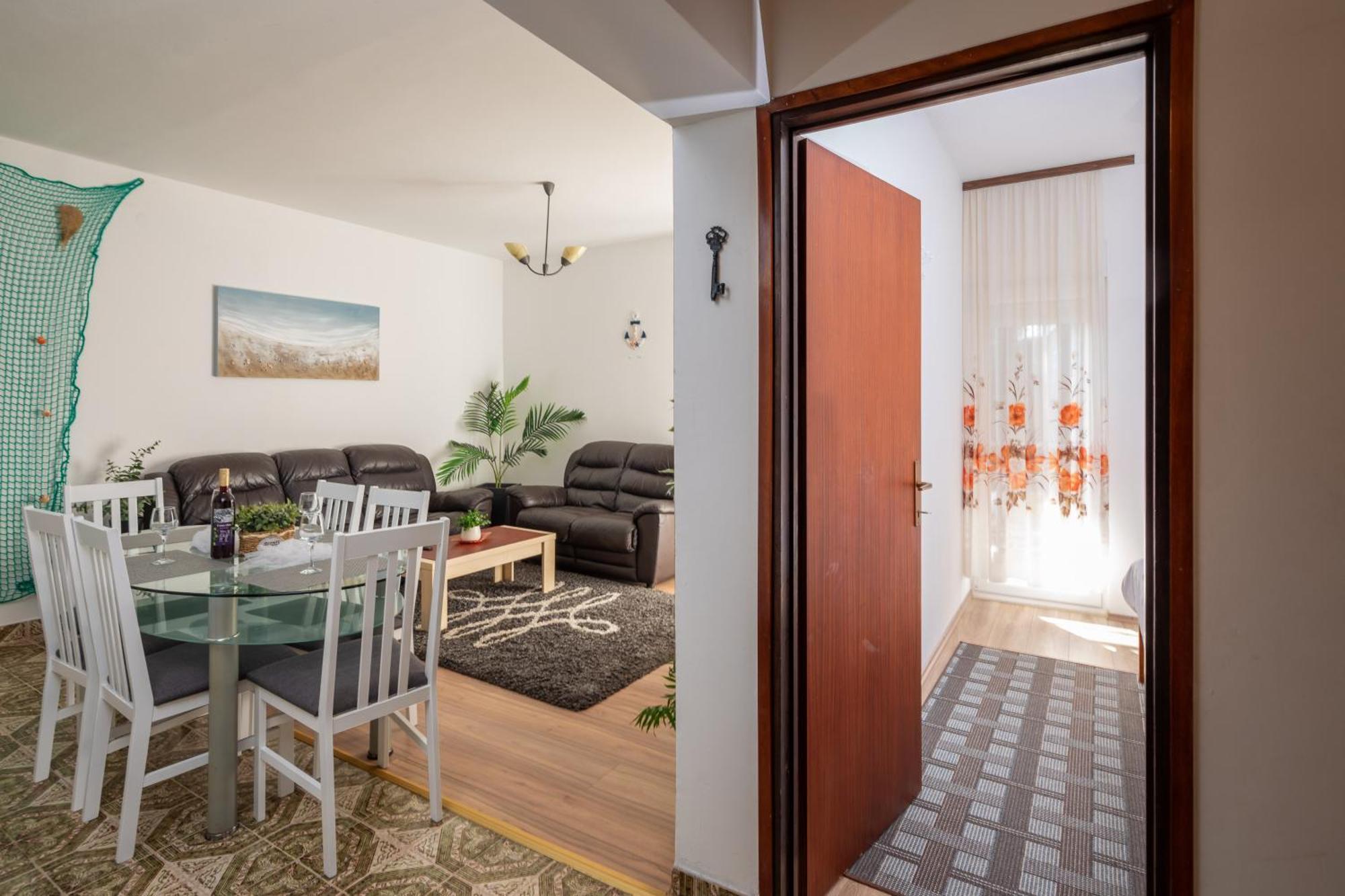 Urban Edge - Beach Apartments Omiš Esterno foto