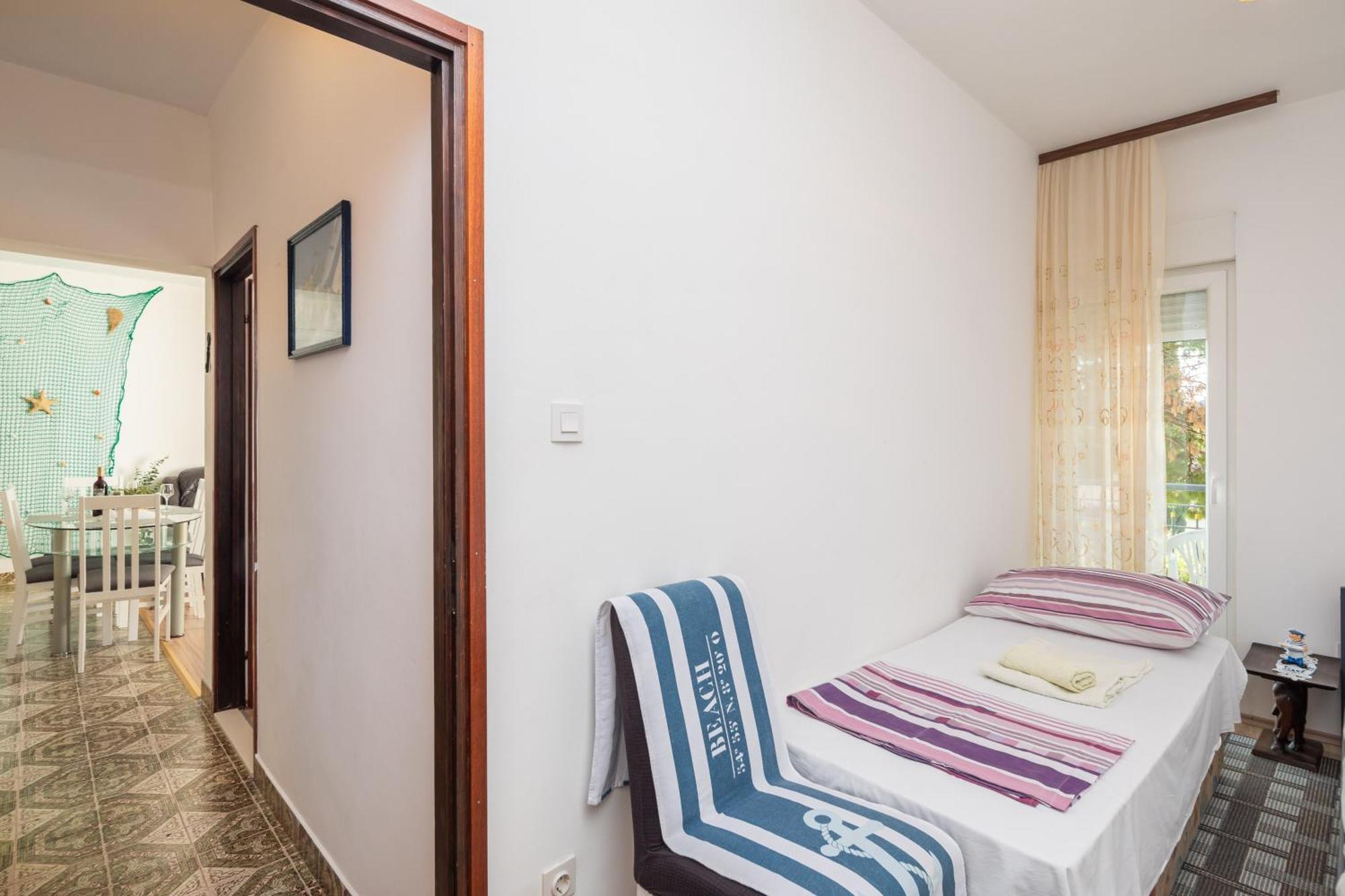 Urban Edge - Beach Apartments Omiš Esterno foto