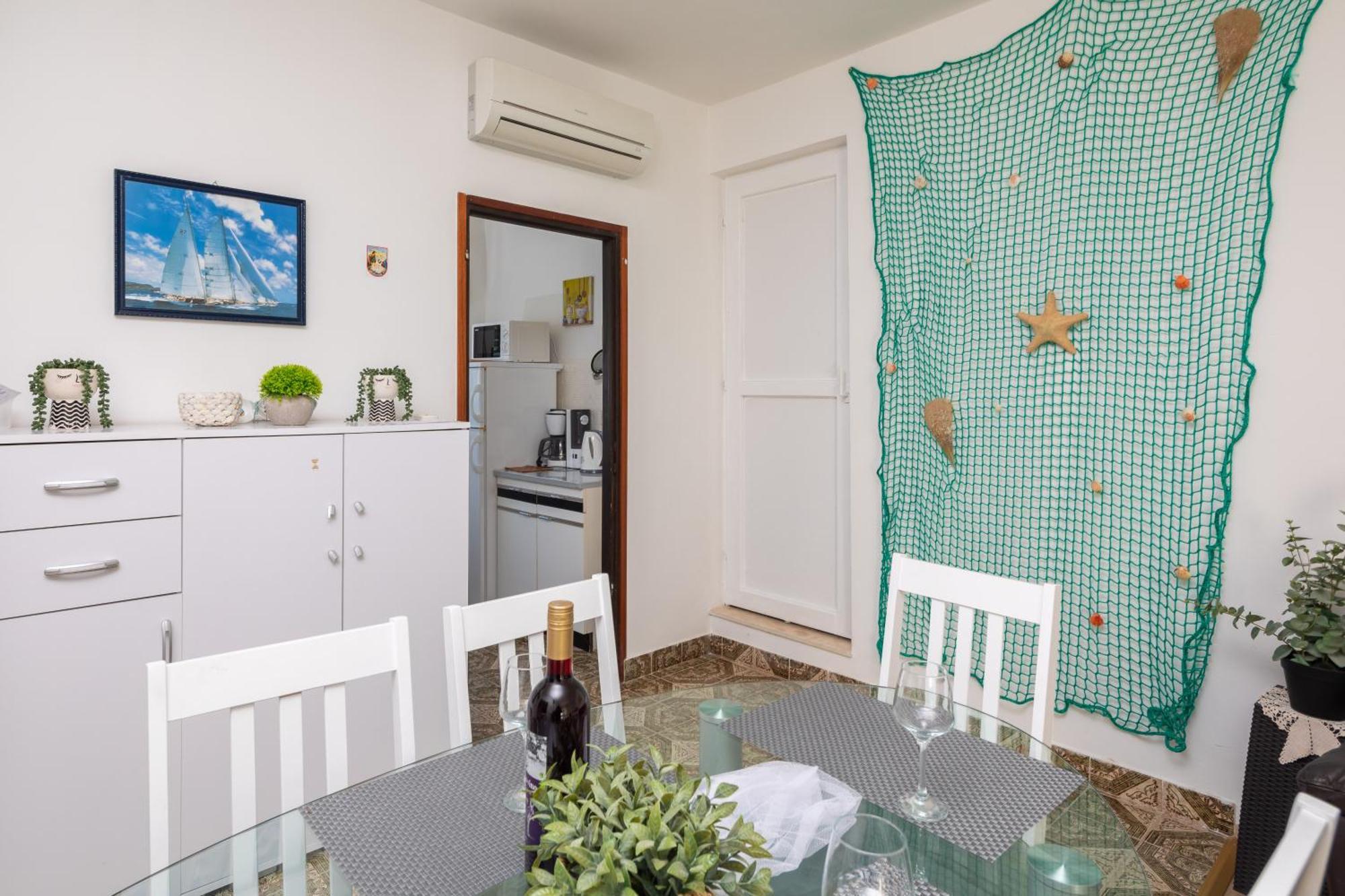 Urban Edge - Beach Apartments Omiš Esterno foto