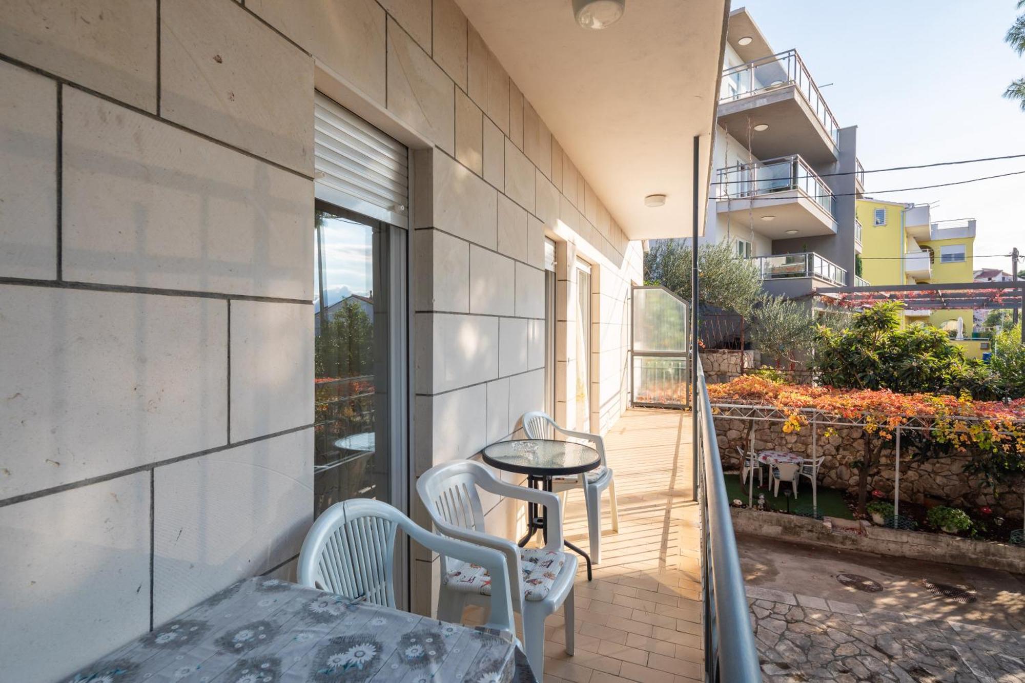 Urban Edge - Beach Apartments Omiš Esterno foto